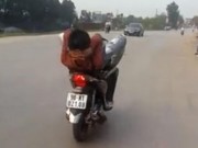 Tin tức - Thanh niên nằm ngửa lái xe bằng chân trên QL1
