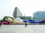 Làm mẹ - Choáng với búp bê hơi khổng lồ dạy trẻ về tình dục ở TQ