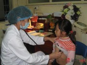Tin tức - Thời tiết nóng lạnh thất thường, trẻ ùn ùn nhập viện
