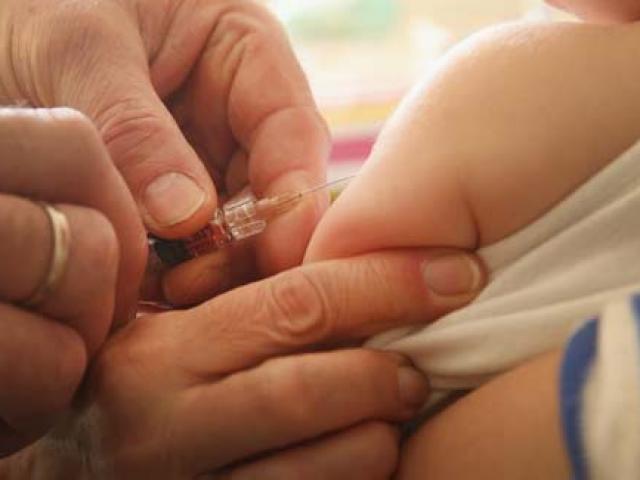 Úc: Cắt giảm tiền trợ cấp nếu không cho con tiêm vắc-xin