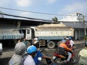 Tin tức - Xe ben đâm sập nhà dân, nghi do tài xế 'phê' thuốc