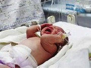 Tin tức - TQ: Thiếu nữ sinh con, bỏ lại trong toilet công ty