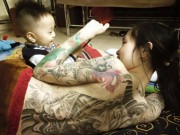 Làm mẹ - Bà mẹ xăm kín lưng trải lòng về chuyện "bỉm sữa nuôi con"