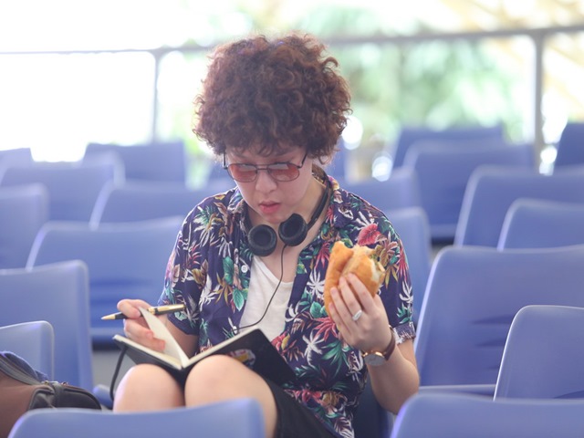 Tiên Tiên ăn vội bánh mỳ trên sàn tập Bài hát yêu thích