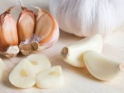 Bếp Eva - Mẹo bóc tỏi siêu tốc, không dây mùi ra tay