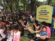 Tin tức - 'Biển người' trèo rào vào công viên nước tắm miễn phí