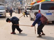 Eva Yêu - Cảm động tình yêu của người vợ còng dắt chồng mù đi khắp nơi