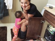 Làm mẹ - Ảnh mẹ trẻ vừa đi toilet vừa cho con bú gây tranh cãi