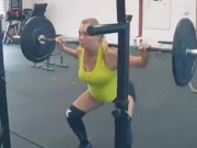 Bà bầu - Mang bầu 7 tháng, mẹ vẫn liều mình nâng tạ 100kg