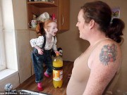 Làm mẹ - "Sốc" loạt ảnh bé 8 tuổi nặng chỉ hơn chai nước ngọt