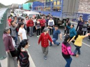 Tin tức - Biến vụ tắc đường thành tiệc khiêu vũ ngoài trời