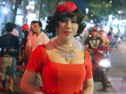 Làng sao - Long Nhật gây "kẹt xe" khi giả gái xuống phố