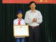 Tin tức - Bộ trưởng tặng bằng khen cho HS trả lại 20 triệu đồng nhặt được