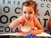 Làng sao - Con gái Hồng Nhung rạng rỡ đi ăn kem cùng mẹ