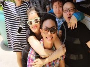 Làng sao - Khánh Thi tình cảm ôm Phan Hiển khi đi du lịch