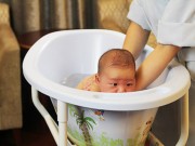 Làm mẹ - Mẹo dân gian trị rôm sảy cho bé mùa hè cực "nhạy"