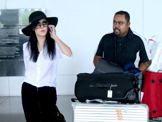 Thu Phương được chồng "tháp tùng" về nước