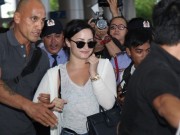 Làng sao - Ca sĩ "Let It Go" tươi rói trong vòng vây fan Việt