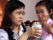 Làm mẹ - 'Ép ăn, trẻ chưa tiết dịch vị thì ăn vào rồi cũng ra luôn'
