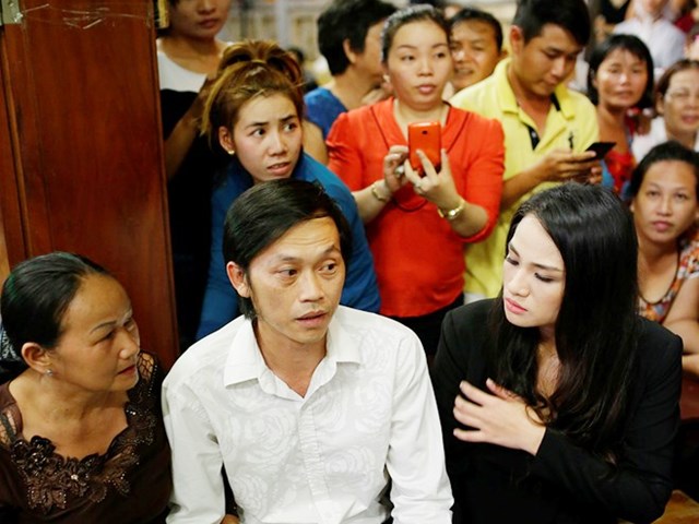 Người dân vỗ tay, hô to tên Hoài Linh khi đến viếng Duy Nhân