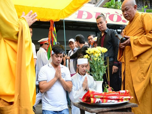 Người dân tập trung gây tắc đường trong lễ tang Duy Nhân