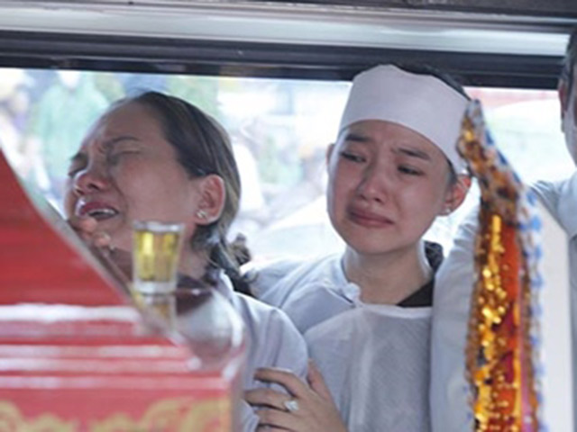 Mẹ và vợ khóc ngất bên linh cữu của Duy Nhân