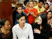 Làng sao - Người dân vỗ tay, hô to tên Hoài Linh khi đến viếng Duy Nhân