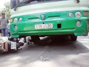 Tin tức - Đẩy nghiêng xe buýt, cứu 1 phụ nữ kẹt cứng dưới gầm