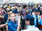 Làng sao - Chi Pu nhờ bảo vệ 'cứu nguy' khỏi rừng fan