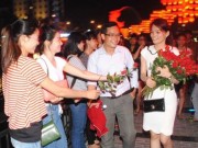 Eva Yêu - Màn tỏ tình với 99 bông hồng tại cầu tàu tình yêu