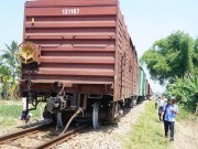 Tin tức - Đoàn tàu 18 toa trật bánh khỏi đường ray