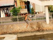 Tin tức - Phụ huynh sởn tóc gáy vì trẻ nhảy cầu giải nhiệt