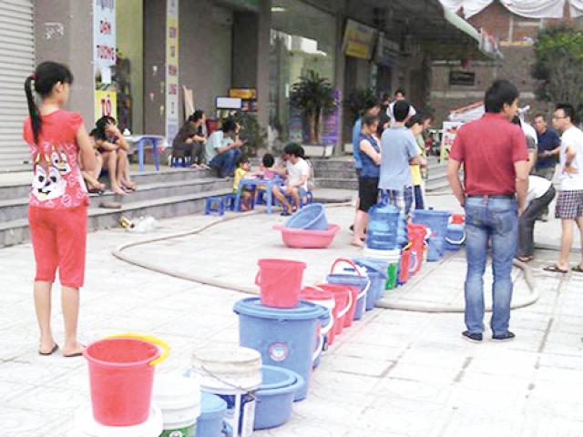 Người Hà Nội thức trắng đêm hứng từng xô nước