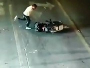 Clip Eva - Trung Quốc: Đi ngược chiều, một phụ nữ bị đánh dã man