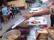 Tin tức - Thức ăn mất vệ sinh, bị nghi có chất cấm 'bủa vây' trường học
