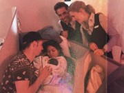 Bà bầu - Không biết có thai, mẹ bất ngờ 'đẻ rơi' trên máy bay