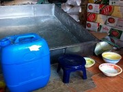 Mua sắm - Giá cả - Bắt quả tang cơ sở chế biến đường cát bằng... axít