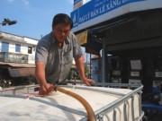 Tin tức - Người công an chở nước sạch miễn phí cho dân