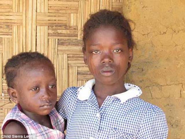 Trẻ mồ côi vì dịch Ebola bán thân để kiếm ăn qua ngày