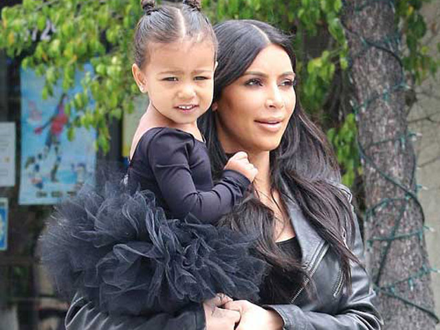 Mẹ con Kim Kardashian diện đồ đôi đi học múa ba lê