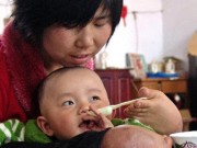 Tin tức - Bà mẹ không tay dùng đôi chân tật nguyền chăm con