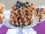 Bếp Eva - Thưởng thức bánh waffle thơm ngon