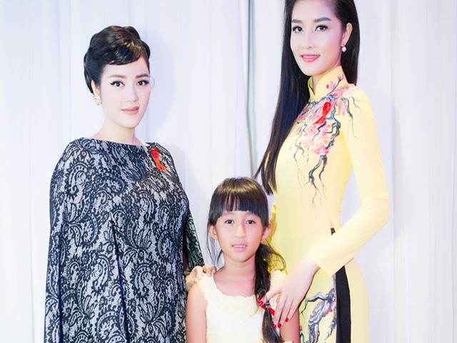 Lý Nhã Kỳ, Triệu Thị Hà thân thiết tại sự kiện