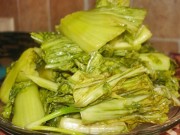 Bếp Eva - Muối dưa trong bình nhựa có hại không?