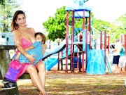 Làm mẹ - Tranh cãi quanh bà mẹ 52 tuổi vẫn cho con gái lớp 1 bú mẹ