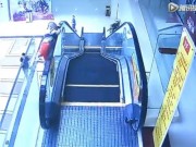 Tin tức - Thót tim bé trai 3 tuổi rơi từ tầng 2 vì nghịch thang cuốn