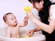 Làm mẹ - Hướng dẫn tắm trẻ sơ sinh an toàn tại nhà ngày hè