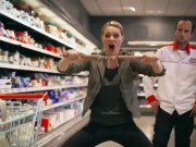 Clip Eva - Chết cười với "món" vũ khí bí mật trong siêu thị
