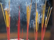 Nhà đẹp - Nên thắp mấy nén hương trên bàn thờ?