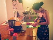 Làng sao - Hương Tràm nấu ăn cho Cao Thái Sơn sau tin đồn kết hôn
